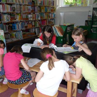 Bild vergr&ouml;&szlig;ern: B&uuml;cherei Edemissen - Schulkinder