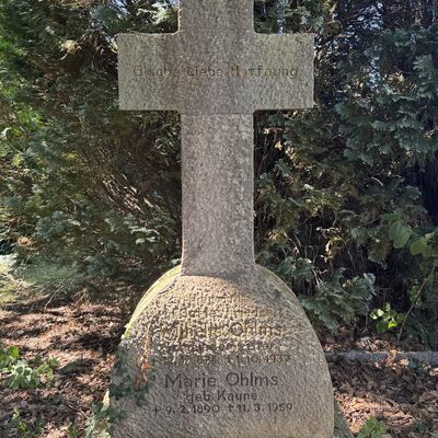 Bild vergr&ouml;&szlig;ern: Friedhof_alt_Grabmal.2jpeg