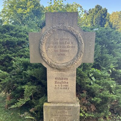 Bild vergr&ouml;&szlig;ern: Friedhof_alt_Grabmal1