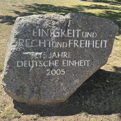 Bild vergr&ouml;&szlig;ern: Gedenkstein2