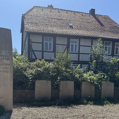 Bild vergr&ouml;&szlig;ern: Gefallenndenkmal1