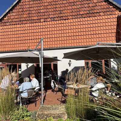 Bild vergr&ouml;&szlig;ern: Hofcafe_im_Obstgarten_Terrasse