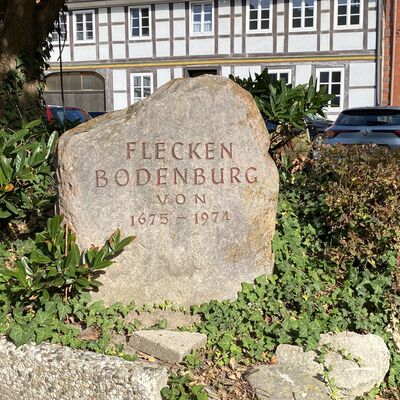 Bild vergr&ouml;&szlig;ern: Gedenkstein Marktplatz