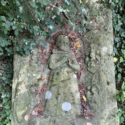 Bild vergr&ouml;&szlig;ern: Schlosspark Grabplatte1