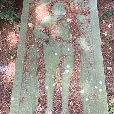 Bild vergr&ouml;&szlig;ern: Schlosspark Grabplatte4