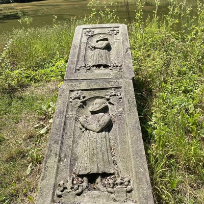 Bild vergr&ouml;&szlig;ern: Schlosspark Grabplatte16