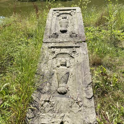 Bild vergr&ouml;&szlig;ern: Schlosspark Grabplatte17