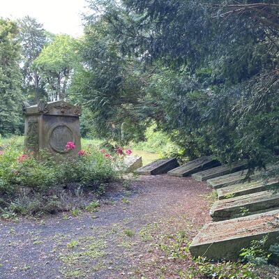 Bild vergr&ouml;&szlig;ern: Schlosspark Grabplatten_Erinnerungsmonument1