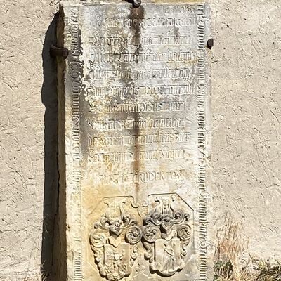 Bild vergr&ouml;&szlig;ern: St.Johannis Grabplatte Sudseite Pastor K.J.Bohne