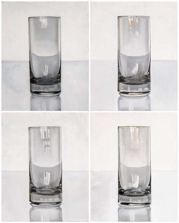 Bild vergrößern: Vier Fotos von einem Glasgefäß, im Quadrat angeordnet, helle Farben. Das Glas ist in transparenten Grautönen gehalten.