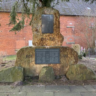 Bild vergr&ouml;&szlig;ern: Ehrenmal2