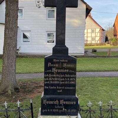 Bild vergr&ouml;&szlig;ern: GedenksteinLehrer