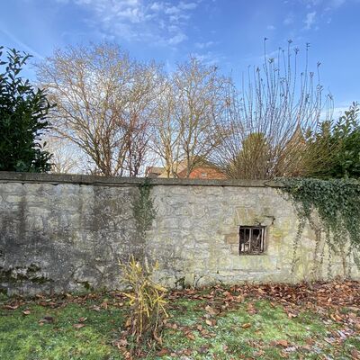 Bild vergr&ouml;&szlig;ern: GutshausGrundmauerLindenweg