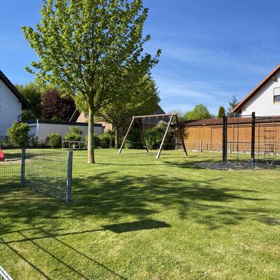 Bild vergr&ouml;&szlig;ern: (Spielplatz_hinter_der_Kirche2)