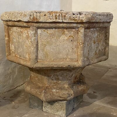 Bild vergr&ouml;&szlig;ern: Marienkapelle_alter_Taufstein