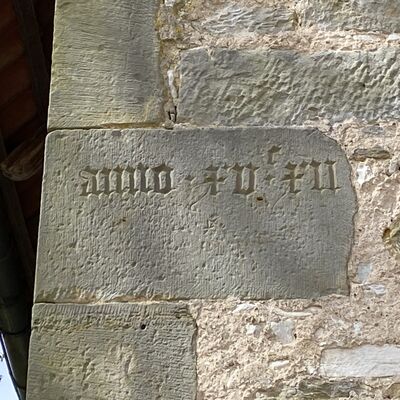 Bild vergr&ouml;&szlig;ern: MarienkapelleOstseiteBauinschrift_Ostseite