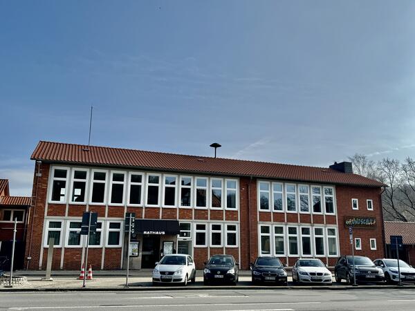 Bild vergr&ouml;&szlig;ern: Rathaus_mit_Grundschule
