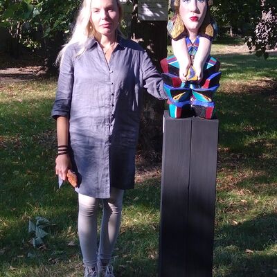 Bild vergr&ouml;&szlig;ern: Anna Rofka mit ihrer Skulptur