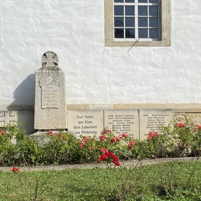 Bild vergr&ouml;&szlig;ern: Gro&szlig;_(Ehrenmal_Kirche_von_Stopler_Kirche2)