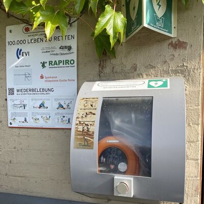 Bild vergr&ouml;&szlig;ern: Gro&szlig;_(Obstweinsch&auml;nke_Defibrilator)