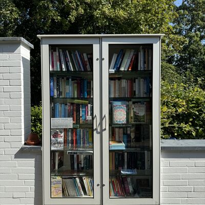 Bild vergr&ouml;&szlig;ern: Evangelische_Kirche_B&uuml;cherschrank
