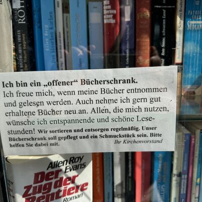 Bild vergr&ouml;&szlig;ern: Evangelische_Kirche_B&uuml;cherschrank2