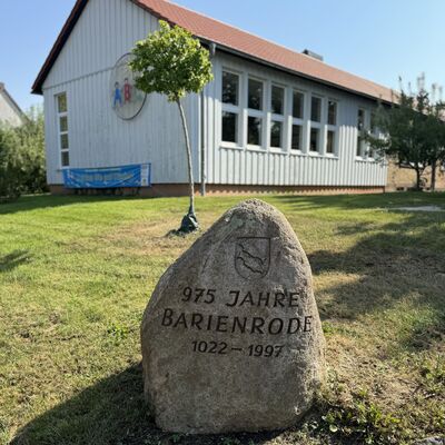 Bild vergr&ouml;&szlig;ern: Grundschule_mit_Findling