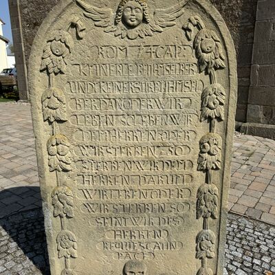 Bild vergr&ouml;&szlig;ern: Kath_Kirche_Grabstein_R&uuml;ckseite