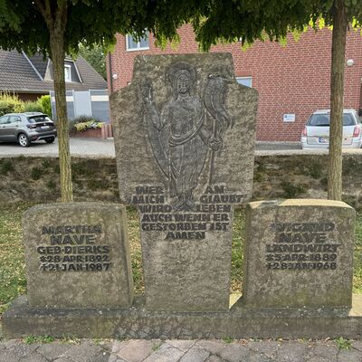 Bild vergr&ouml;&szlig;ern: Katholische_Kirche_Grabstein2