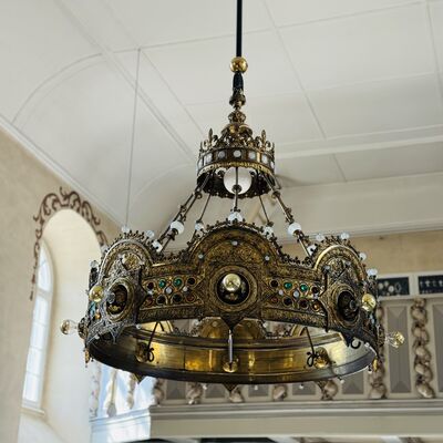 Bild vergr&ouml;&szlig;ern: Katholische_Kirche_Kronleuchter