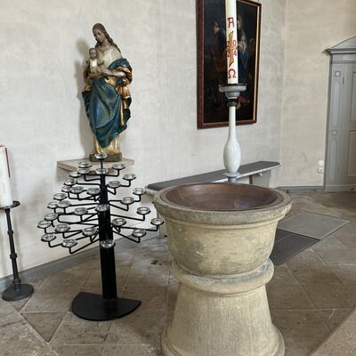 Bild vergr&ouml;&szlig;ern: Katholische_Kirche_Taufbecken