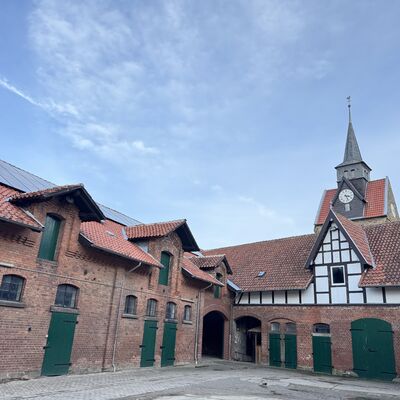 Bild vergr&ouml;&szlig;ern: Bauernhaus_mit_Kirche