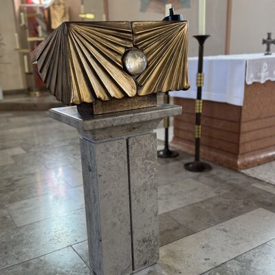 Bild vergr&ouml;&szlig;ern: Kath._Kirche_Ambo