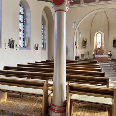 Bild vergr&ouml;&szlig;ern: Kath._Kirche_Innenraum