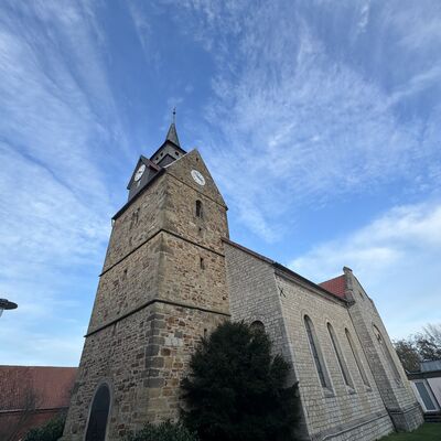 Bild vergr&ouml;&szlig;ern: Katholische_ Kirche_Seitenansicht