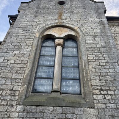 Bild vergr&ouml;&szlig;ern: Katholische_Kirche_au&szlig;en