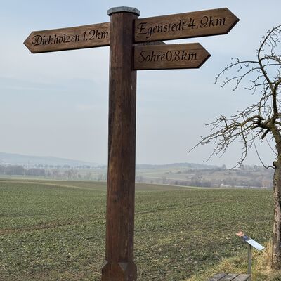 Bild vergr&ouml;&szlig;ern: R&ouml;nsitten_Stele_Mittelpunkt_der_Gemeinde_Diekholzen
