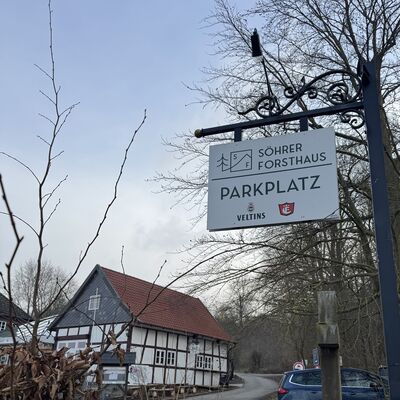 Bild vergr&ouml;&szlig;ern: S&ouml;hrer_Forsthaus_Parkplatz