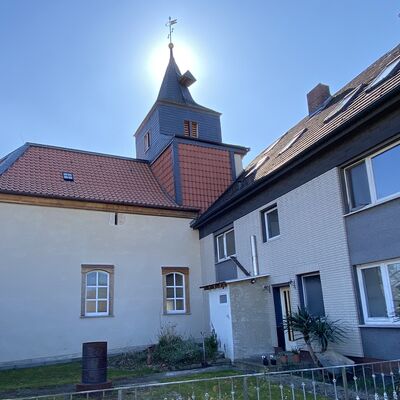 Bild vergr&ouml;&szlig;ern: Kirche_mit_erstem_ehem._Schulhaus1