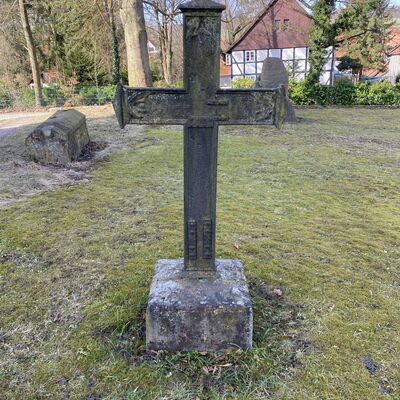 Bild vergr&ouml;&szlig;ern: KirchhofGrabkreuzVibrans1