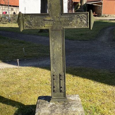 Bild vergr&ouml;&szlig;ern: KirchhofGrabkreuzVibrans2