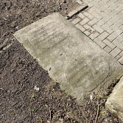 Bild vergr&ouml;&szlig;ern: St.Bartholom&auml;usGrabplatteTrittstufe