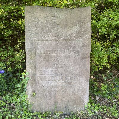 Bild vergr&ouml;&szlig;ern: Arnemann_Gedenkstein1