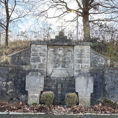 Bild vergr&ouml;&szlig;ern: Ehrendenkmal