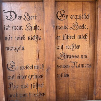 Bild vergr&ouml;&szlig;ern: Friedhof_Bank_Inschrift