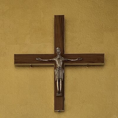 Bild vergr&ouml;&szlig;ern: Kloster_Romuald_St.Antonius_Kreuz_am_Eingang