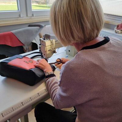 Bild vergr&ouml;&szlig;ern: Manufaktur_Handtaschen_Werkstatt2