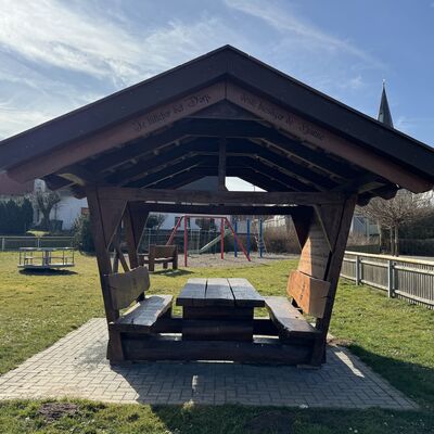 Bild vergr&ouml;&szlig;ern: Spielplatz_am_Pfarrhaus_Schutzh&uuml;tte