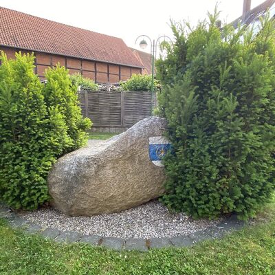 Bild vergr&ouml;&szlig;ern: Gedenkstein1