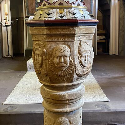 Bild vergr&ouml;&szlig;ern: St.Lucia Taufstein